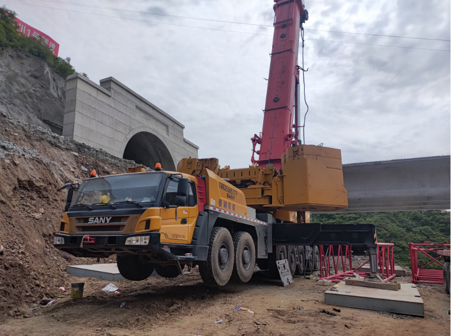 吊車奔馳發(fā)動機機油尺管冒機油怎么辦?